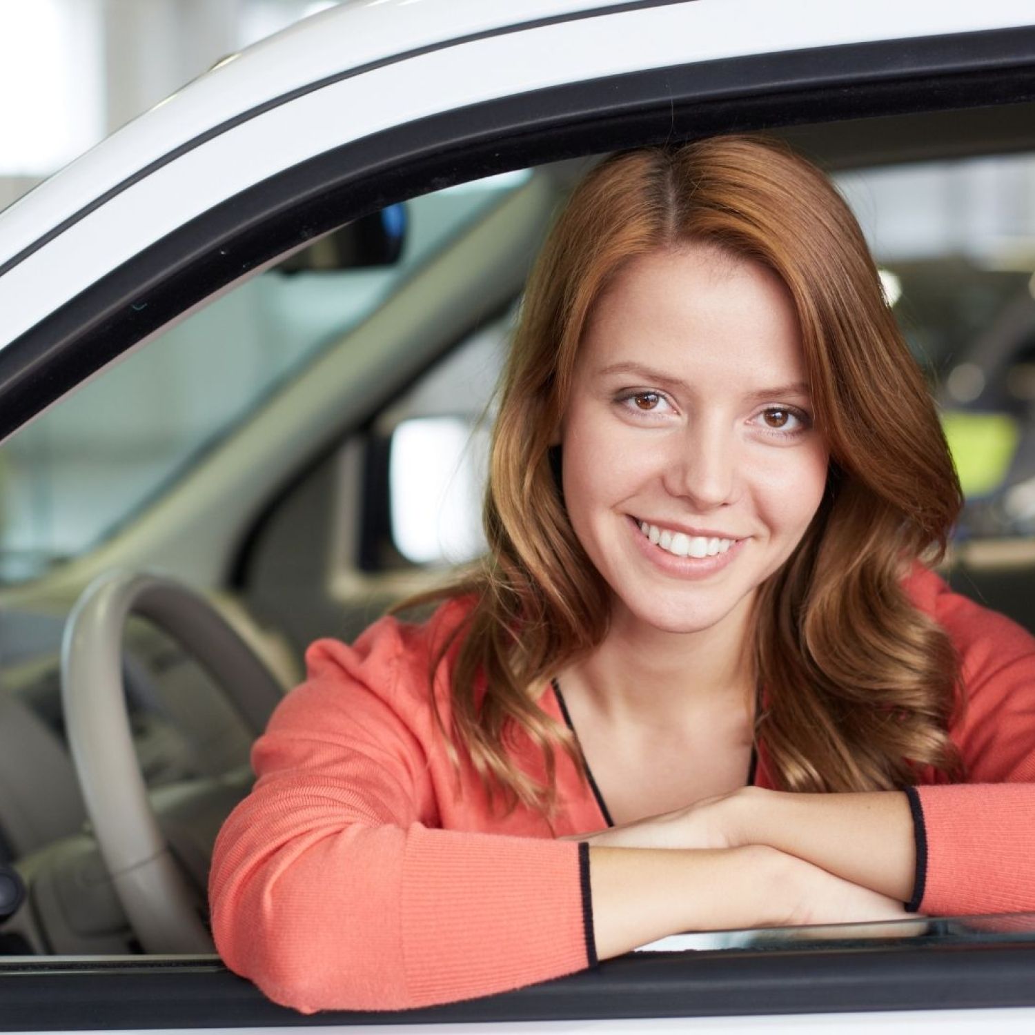 Mulher no banco de motorista do carro
